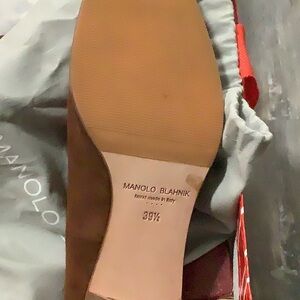 Manolo Blahnik
Size 9.5 US
Comes only w a bag no box
